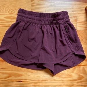 Lululemon Tracker Shorts in Sz 4 burgundy